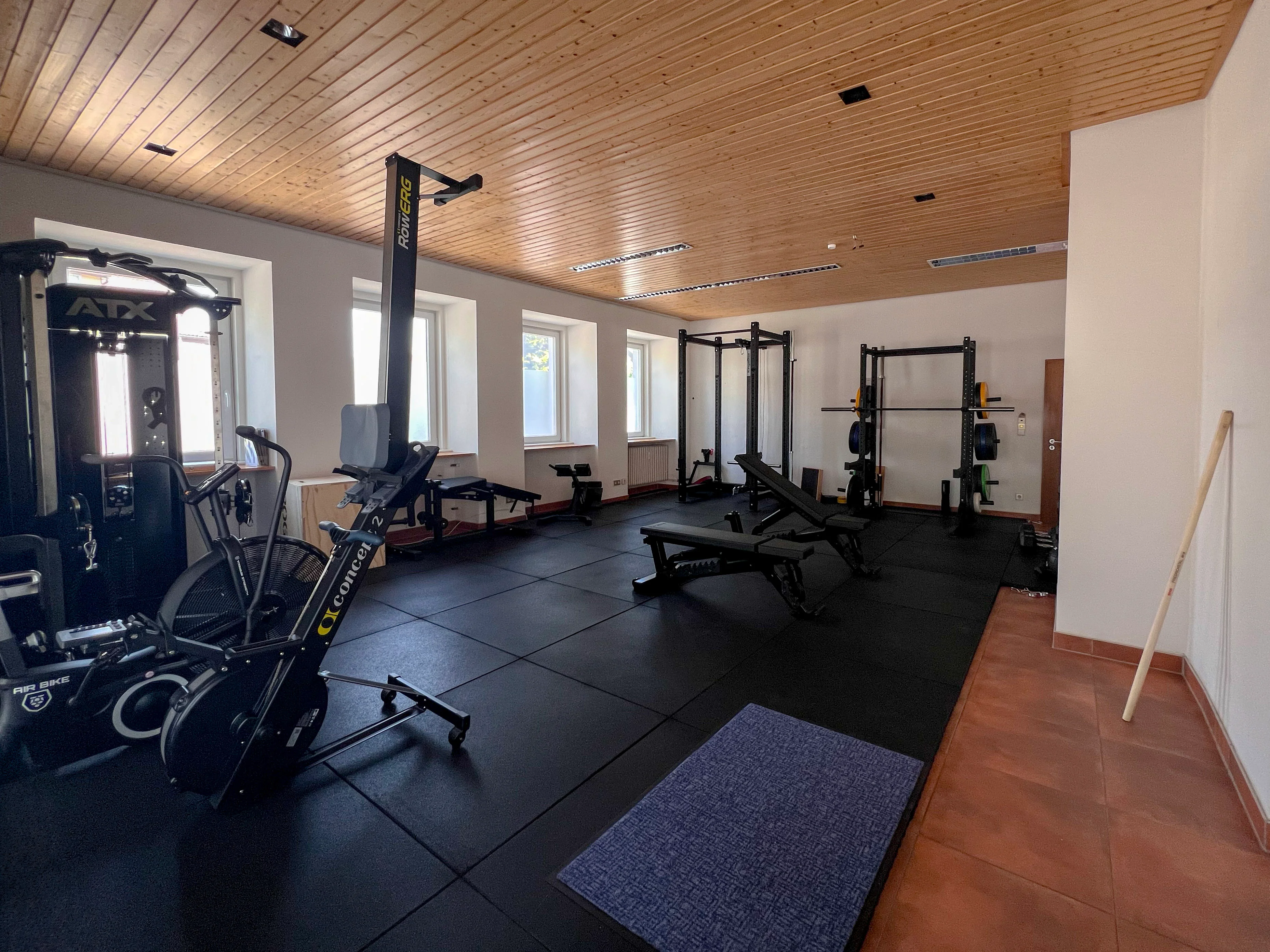 Der Trainingsraum in Rötenbach mit Blick auf Power Rack und Hantelbereich